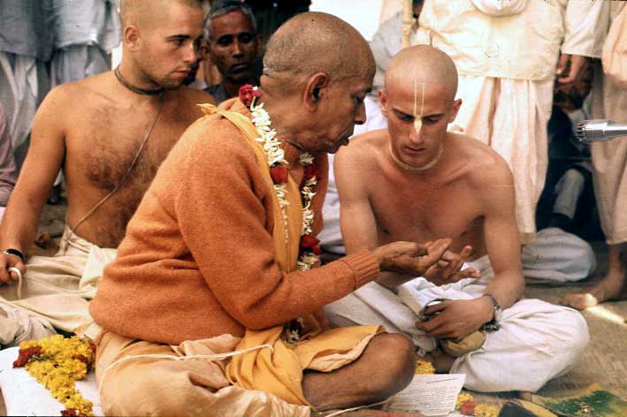 Маяпур, 29 февраля 1972 г. Шрила Прабхупада проводит инициацию. Брахманическое посвящение Ядубары даса