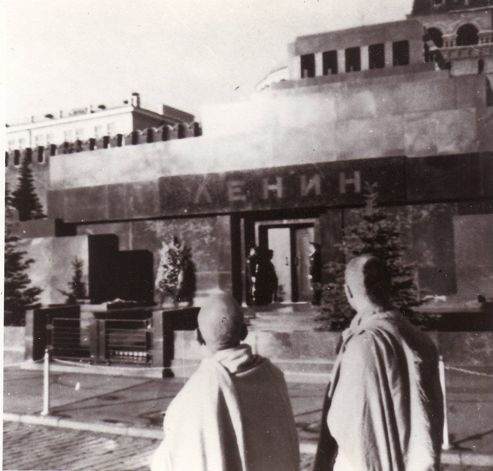 Шрила Прабхупада возле мавзолея Ленина в Москве