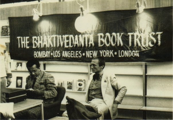 Гопал Кришна Госвами и Путра Свами на международной книжной выставке в Москве, СССР