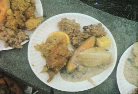 Прасад на тарелке на Ратха Ятре